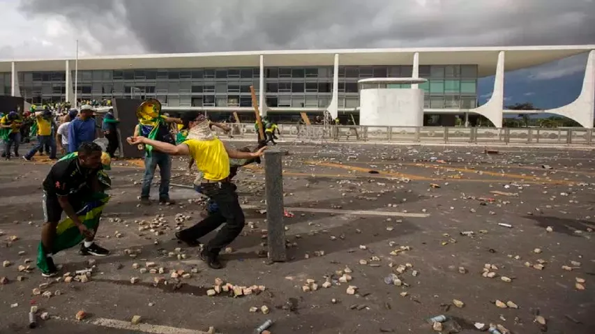 Deputados protocolam pedido de impeachment de Lula por 8 de janeiro