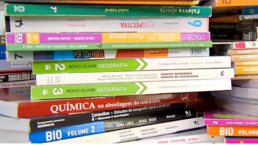 Governo Lula encerra o ano com R$ 194 milhões de cortes em livros didáticos