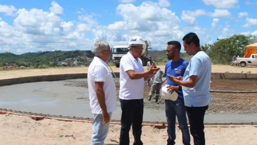 PREFEITO AUGUSTO CASTRO VISITA OBRA DE CONCRETAGEM DO 2º RESERVATÓRIO DO MAIS ÁGUA NO NOVO LOMANTO