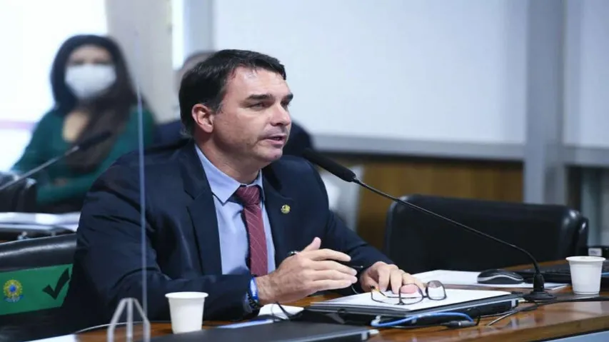 Após fim das 'saidinhas', Flávio Bolsonaro quer redução da maioridade penal