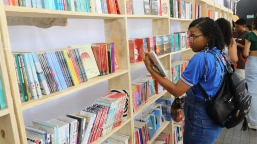 Governo da Bahia vai distribuir dez mil vales-livro para estudantes e professores da rede estadual durante Bienal do Livro 2024