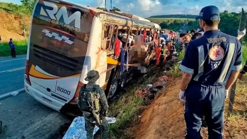 Polícia indicia motorista que dirigia ônibus em acidente que deixou 9 mortos no Extremo Sul baiano