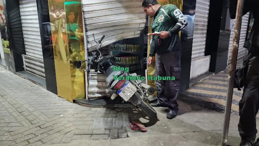 Acidente em Itabuna: Motocicleta colide com carro e destrói porta de estabelecimento