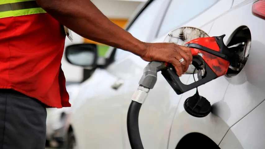 Com Lula, gasolina ficou 11,8% mais cara desde janeiro