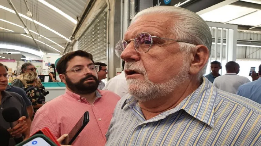 Wagner afirma que tende a zero chance de Lula entregar pasta do Bolsa Família ao centrão 