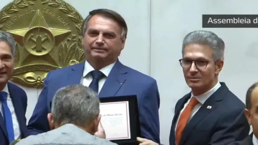 Ao lado de Zema, Jair Bolsonaro recebe título de cidadão mineiro 