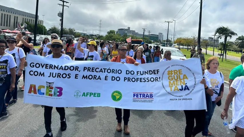 Sindicato critica desconto na folha dos professores que aderiram a greve