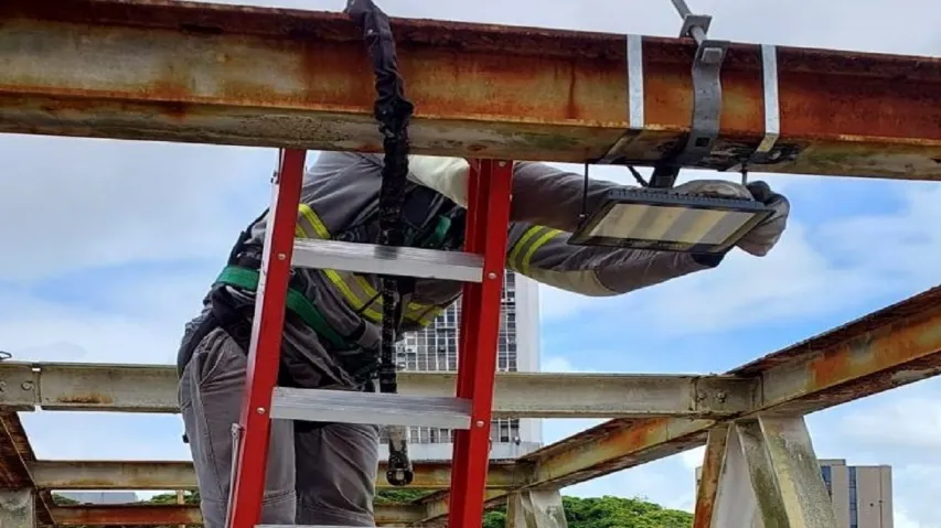 APÓS FURTOS, PREFEITURA REFORÇA SISTEMA DE ILUMINAÇÃO DA PASSARELA DA ILHA DO JEGUE