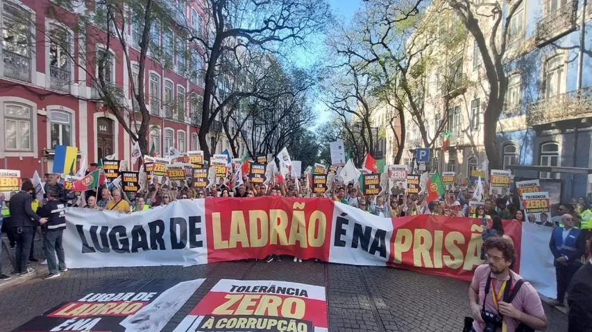 Lula enfrenta protesto em Portugal: ‘Lugar de ladrão é na prisão’ 