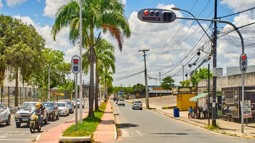 Mesmo em fase de teste, novos semáforos na Avenida Manoel Chaves em Itabuna funcionam plenamente. 